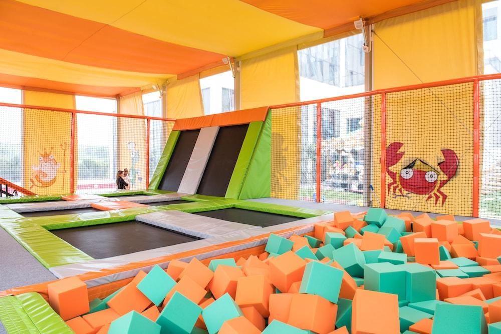 Vila Gale Sintra Eksteriør billede A trampoline park in China